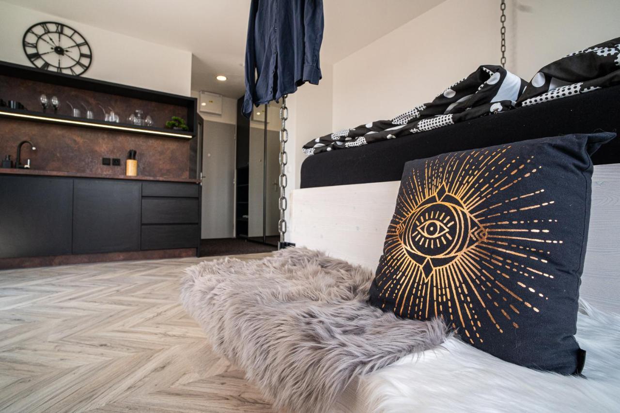 Zeppelin Studio With An Industrial View - Brno Apartamento Exterior foto
